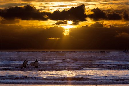 simsearch:6118-07440234,k - Surfers on Cannon Beach, Oregon, USA Photographie de stock - Premium Libres de Droits, Code: 6118-07440109