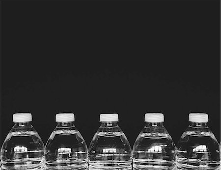 flaschenverschluss - Row of clear, plastic water bottles filled with filtered water Stockbilder - Premium RF Lizenzfrei, Bildnummer: 6118-07440243