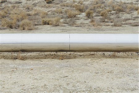 Elevated steam pipeline in the Midway-Sunset oil fields, the largest shale oil field in California. Stockbilder - Premium RF Lizenzfrei, Bildnummer: 6118-07440223