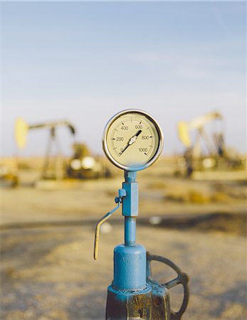 Air pressure gauge, oil rigs in background, Sunset-Midway oil fields, the largest in California. Fotografie stock - Premium Royalty-Free, Codice: 6118-07440221