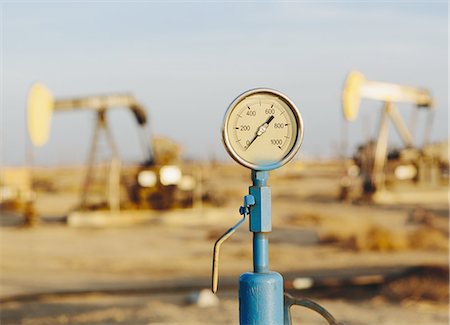 san joaquin valley - Air pressure gauge, oil rigs in background, Sunset-Midway oil fields, the largest in California. Stockbilder - Premium RF Lizenzfrei, Bildnummer: 6118-07440222