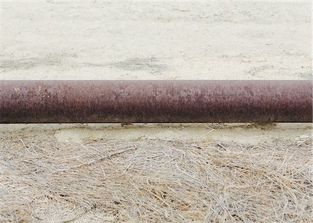 Elevated oil pipeline in the Midway-Sunset oil fields, the largest shale oil field in California. Stockbilder - Premium RF Lizenzfrei, Bildnummer: 6118-07440224