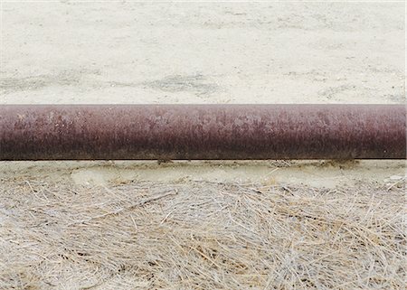 Elevated oil pipeline in the Midway-Sunset oil fields, the largest shale oil field in California. Photographie de stock - Premium Libres de Droits, Code: 6118-07440224