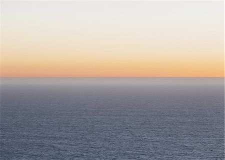 simsearch:6118-07440234,k - A view over the Pacific Ocean and the sunset on the horizon. Photographie de stock - Premium Libres de Droits, Code: 6118-07440233
