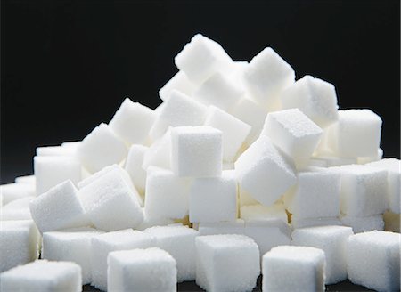 staple food - Pile of sugar cubes, black backdrop Photographie de stock - Premium Libres de Droits, Code: 6118-07440371