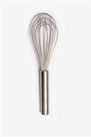 plain background - A metal balloon cooking whisk with metal handle. Photographie de stock - Premium Libres de Droits, Code: 6118-07440387