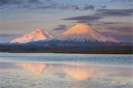 simsearch:6118-07354298,k - Payachata Volcanoes, twin volcanoes each standing over twenty thousand feet high, dominate the landscape in the Chilean Andes, Luaca National Park, Chile Foto de stock - Sin royalties Premium, Código: 6118-07440330