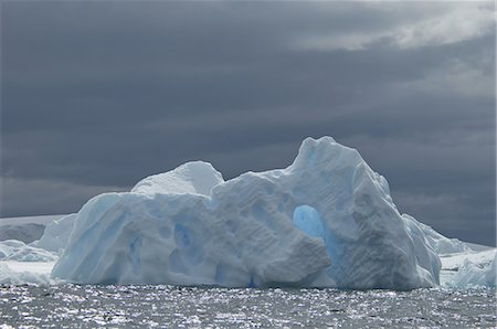 simsearch:6118-07353672,k - Iceberg along the Antarctic Peninsula. Photographie de stock - Premium Libres de Droits, Code: 6118-07440577