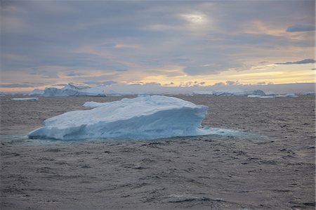 simsearch:6118-07353674,k - Iceberg along the Antarctic Peninsula. Fotografie stock - Premium Royalty-Free, Codice: 6118-07440576