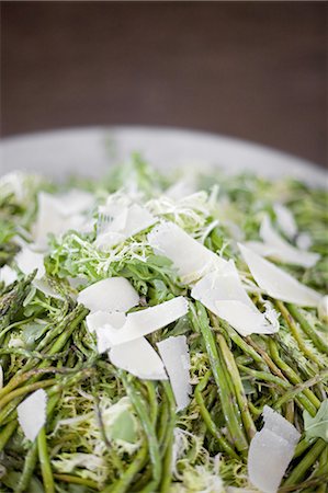 simsearch:6118-07440680,k - Organic prepared vegetable dish for a party. Farmstand. Grilled Asparagus and Frise Salad. Parmesan cheese shavings. Foto de stock - Royalty Free Premium, Número: 6118-07440690