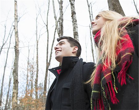 simsearch:6118-07354079,k - A couple in winter coats outdoors on a winter's day. Foto de stock - Sin royalties Premium, Código: 6118-07440784