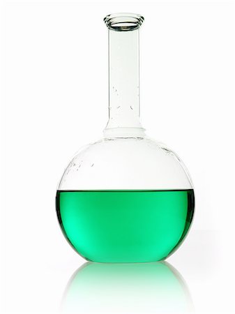 A rounded glass scientific chemical flask with a long funnel neck, holding green liquid. Foto de stock - Royalty Free Premium, Número: 6118-07440736