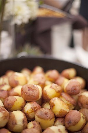 simsearch:6118-07440689,k - A wedding buffet meal. A dish of partly peeled new potatoes. Photographie de stock - Premium Libres de Droits, Code: 6118-07440803