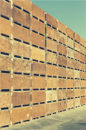 Large stack of fruit boxes for harvesting and storing apples, near Quincy Photographie de stock - Premium Libres de Droits, Code: 6118-07440977