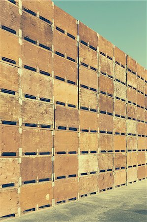 Large stack of fruit boxes for harvesting and storing apples, near Quincy Foto de stock - Sin royalties Premium, Código: 6118-07440977