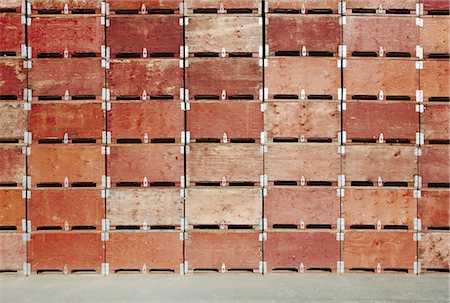 récipient - Large stack of fruit boxes for harvesting and storing apples, near Quincy Photographie de stock - Premium Libres de Droits, Code: 6118-07440979