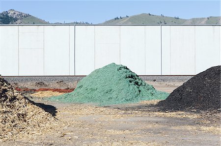 Piles of green bark wood chips used for landscaping, near Quincy Stock Photo - Premium Royalty-Free, Code: 6118-07440982