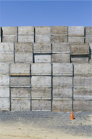 recyclable - Large stack of fruit boxes for harvesting and storing apples, traffic cone in foreground, near Quincy Stock Photo - Premium Royalty-Free, Code: 6118-07440985