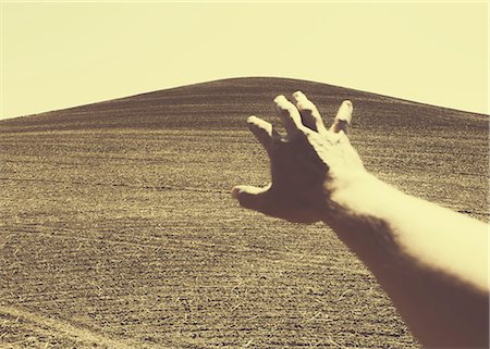 désespéré - Hand extending towards ploughed farmland, near Pullman Photographie de stock - Premium Libres de Droits, Code: 6118-07440926