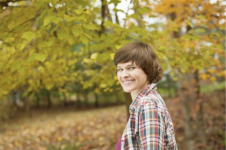 simsearch:6118-08521841,k - A woman in woodland on an autumn day. Photographie de stock - Premium Libres de Droits, Code: 6118-07439805