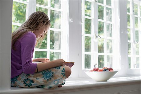 siège - Girl sitting by a window, reading a book. Photographie de stock - Premium Libres de Droits, Code: 6118-07769577