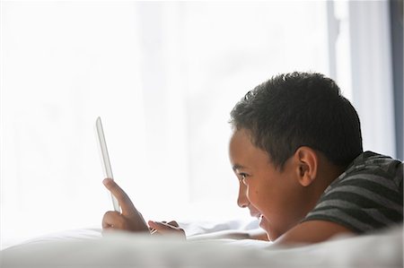 device - Boy using a tablet. Foto de stock - Sin royalties Premium, Código: 6118-07769589