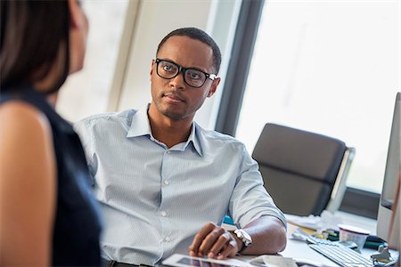 A man and woman talking in an office. Foto de stock - Sin royalties Premium, Código: 6118-07781689