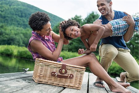 A family having a summer picnic at a lake. Fotografie stock - Premium Royalty-Free, Codice: 6118-07781747