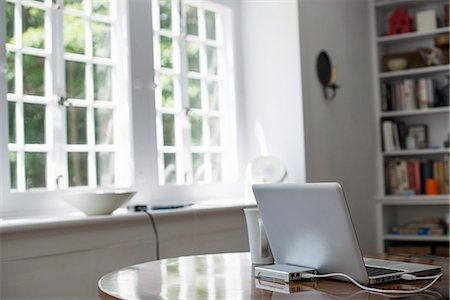 Laptop on a table in a home office. Foto de stock - Sin royalties Premium, Código: 6118-07781780