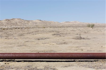 Crude oil extraction from Monterey Shale near Bakersfield, California, USA. Photographie de stock - Premium Libres de Droits, Code: 6118-07731757