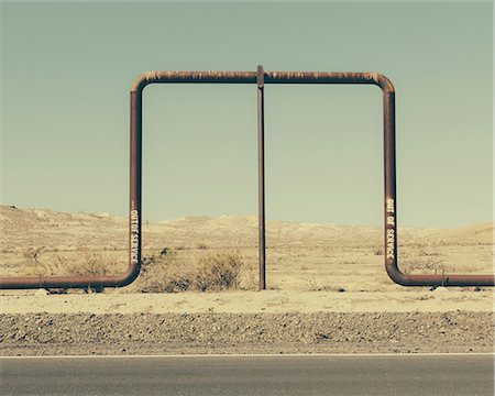 pipeline - Crude oil extraction from Monterey Shale near Bakersfield, California, USA. Photographie de stock - Premium Libres de Droits, Code: 6118-07731758