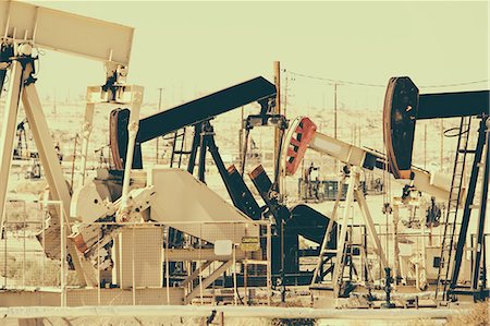 Crude oil extraction from Monterey Shale near Bakersfield, California, USA. Stockbilder - Premium RF Lizenzfrei, Bildnummer: 6118-07731760