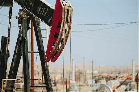 Crude oil extraction from Monterey Shale near Bakersfield, California, USA. Stockbilder - Premium RF Lizenzfrei, Bildnummer: 6118-07731761