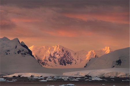 simsearch:6118-07731838,k - Sunset over the mountainous landscape of Antarctica. Photographie de stock - Premium Libres de Droits, Code: 6118-07731773