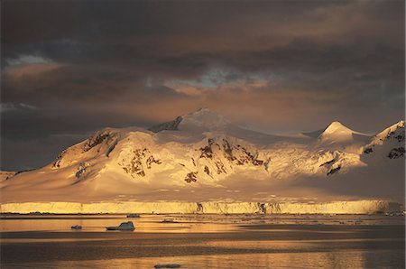 simsearch:6118-07731835,k - Sunset over the mountainous landscape of Antarctica. Photographie de stock - Premium Libres de Droits, Code: 6118-07731772