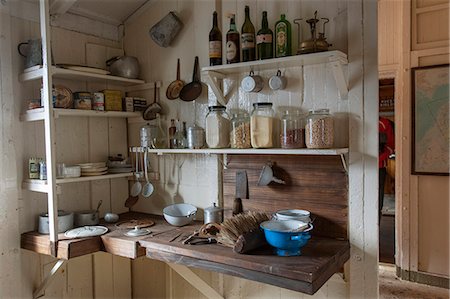south shetland islands - The kitchen corner of the scientific research station at Camp Livingston on the South Shetlands Islands. Photographie de stock - Premium Libres de Droits, Code: 6118-07731853