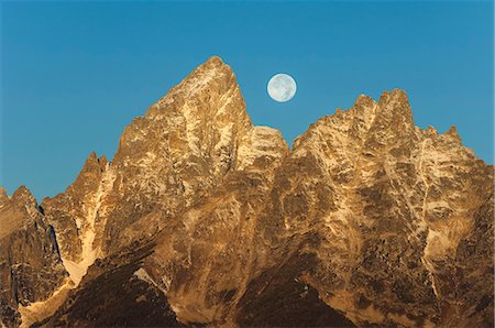 simsearch:614-08873759,k - A jagged mountain range in the Grand Teton national park at night, with a full moon in the sky. Foto de stock - Sin royalties Premium, Código: 6118-07731944