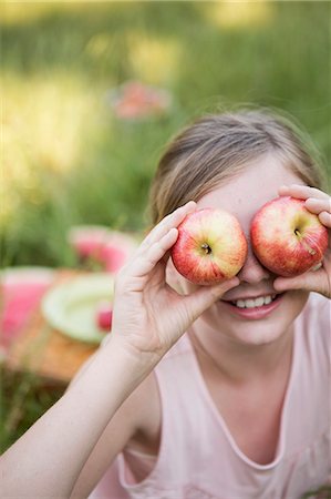 simsearch:6118-07731949,k - A girl holding two apples in front of her eyes Photographie de stock - Premium Libres de Droits, Code: 6118-07731965