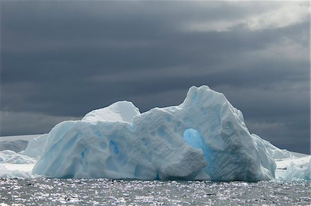 simsearch:6118-07731838,k - An iceberg on the waters of the Southern Ocean under a stormy grey sky. Photographie de stock - Premium Libres de Droits, Code: 6118-07731989