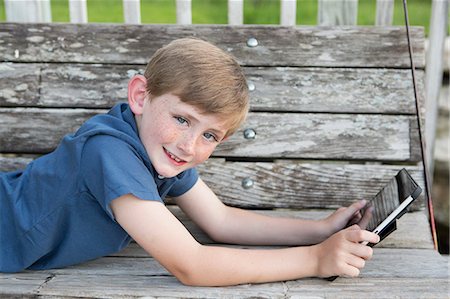 rothaarig - A young boy outdoors. Stockbilder - Premium RF Lizenzfrei, Bildnummer: 6118-07732042
