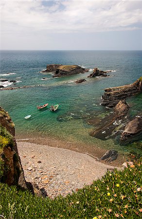 simsearch:6118-07203856,k - View from the clifftops onto the rocky shore and headlands of the Atlantic coastline. Foto de stock - Royalty Free Premium, Número: 6118-07732099