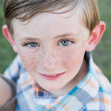 pecas - Portrait of a young boy with blue eyes and freckles on his nose. Foto de stock - Sin royalties Premium, Código: 6118-07732020