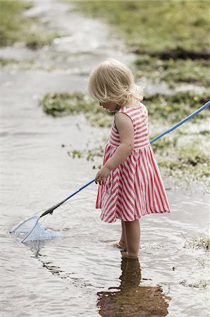 simsearch:6118-07731949,k - A young girl playing outdoors. Photographie de stock - Premium Libres de Droits, Code: 6118-07808949