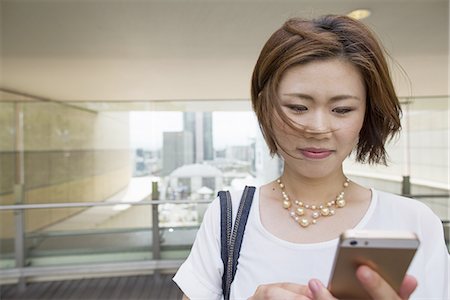 A woman on a walkway in Namba Park office and shopping complex. Foto de stock - Sin royalties Premium, Código: 6118-07813285