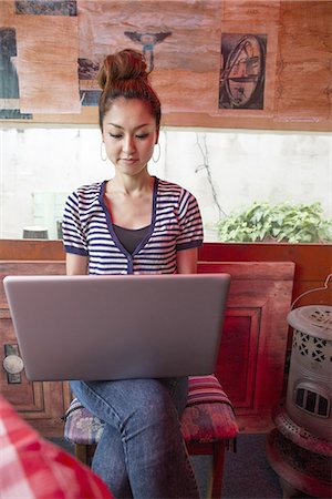 A woman working on a laptop and sitting indoors. Foto de stock - Sin royalties Premium, Código: 6118-07813296