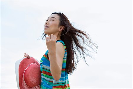 simsearch:614-06897933,k - A woman on a beach in Kobe. Foto de stock - Royalty Free Premium, Número: 6118-07813206