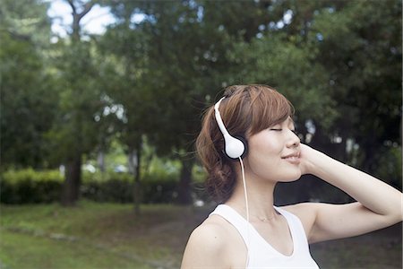 simsearch:6118-07813281,k - A woman in a Kyoto park, wearing headphones. Wearing jogging kit. Stock Photo - Premium Royalty-Free, Code: 6118-07813235