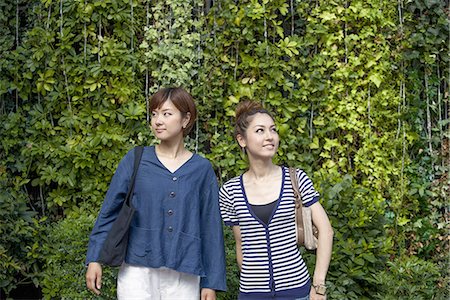 Two women standing side by side. Photographie de stock - Premium Libres de Droits, Code: 6118-07813307