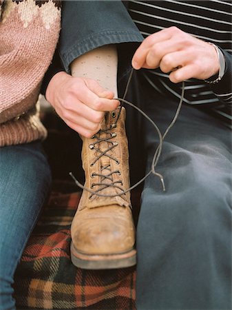 Close up of a man tying his boot laces. Foto de stock - Sin royalties Premium, Código: 6118-07944776