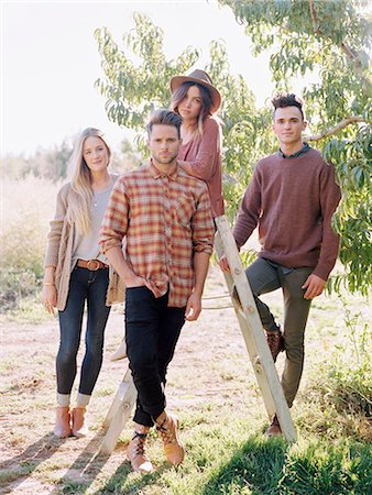 An apple orchard in Utah. Four people standing next to a ladder by an apple tree. Photographie de stock - Premium Libres de Droits, Code: 6118-07944778